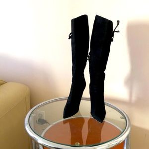 Boots very soft comfortable with zipper in the middle in excellent condition.